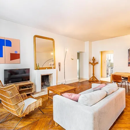 Elegant Pres Des Galeries Lafayette Paris