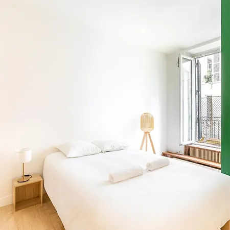 Elegant Pres Des Galeries Lafayette Париж